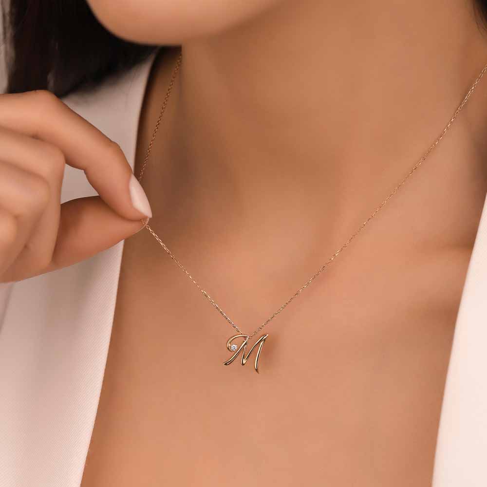 0,04 Karat Pırlanta M Harfi Özel Tasarım Kolye