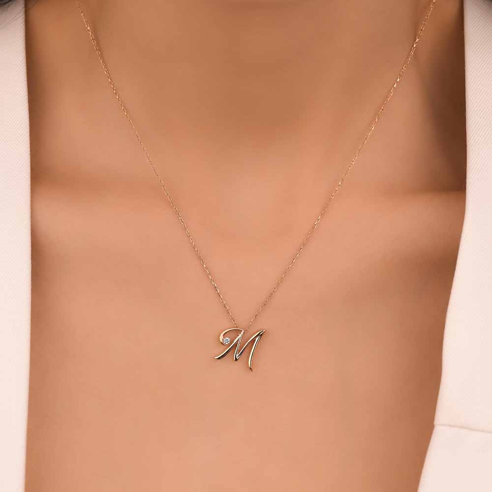 0,04 Karat Pırlanta M Harfi Özel Tasarım Kolye - LP11755