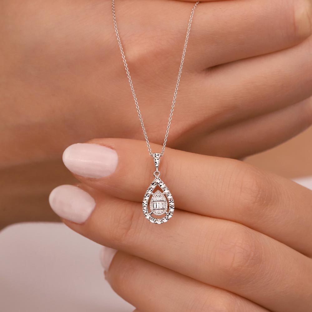 0,05 Karat Pırlanta Kalem İşlemeli Damla Baget Kolye - LP02271