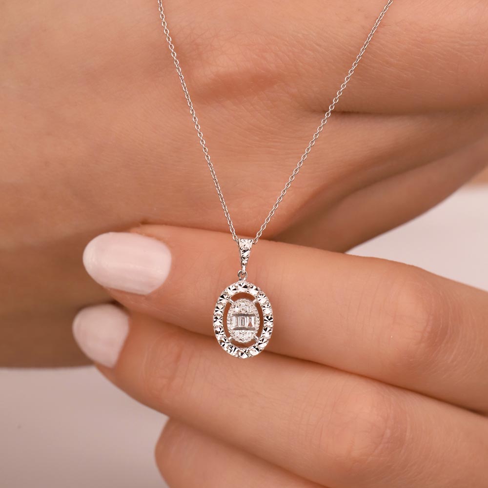 0,05 Karat Pırlanta Kalem İşlemeli Oval Baget Kolye - LP02270