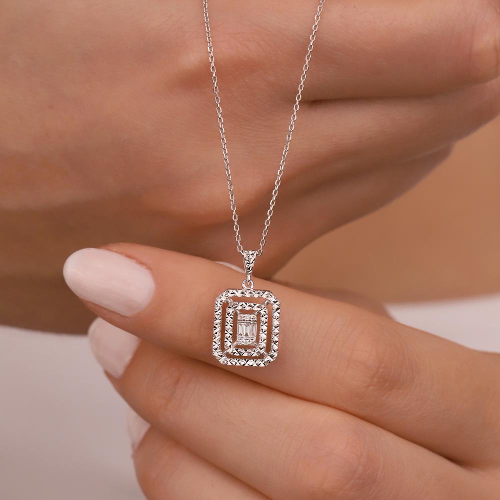 0,06 Karat Pırlanta Kalem İşlemeli Baget Kolye - LP08819