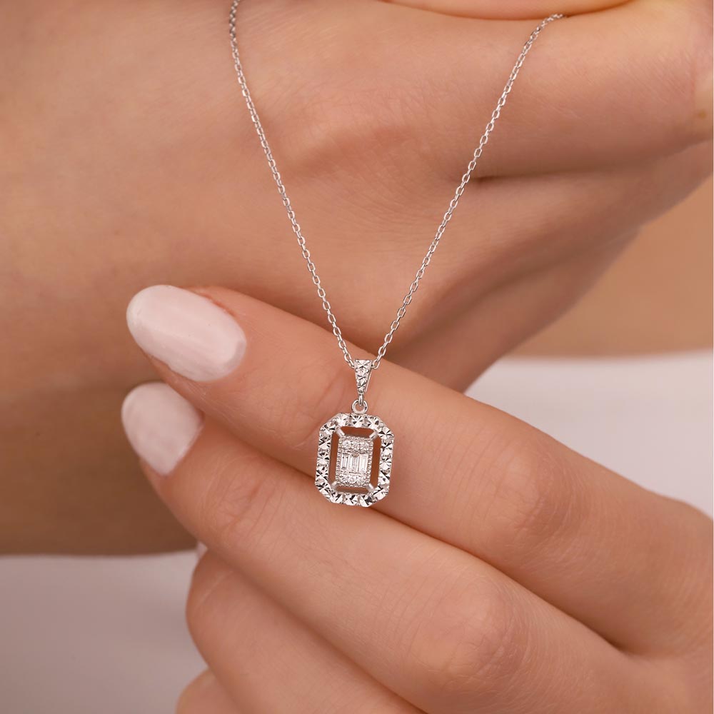 0.08 Karat Pırlanta Kalem İşlemeli Baget Kolye - LP09909