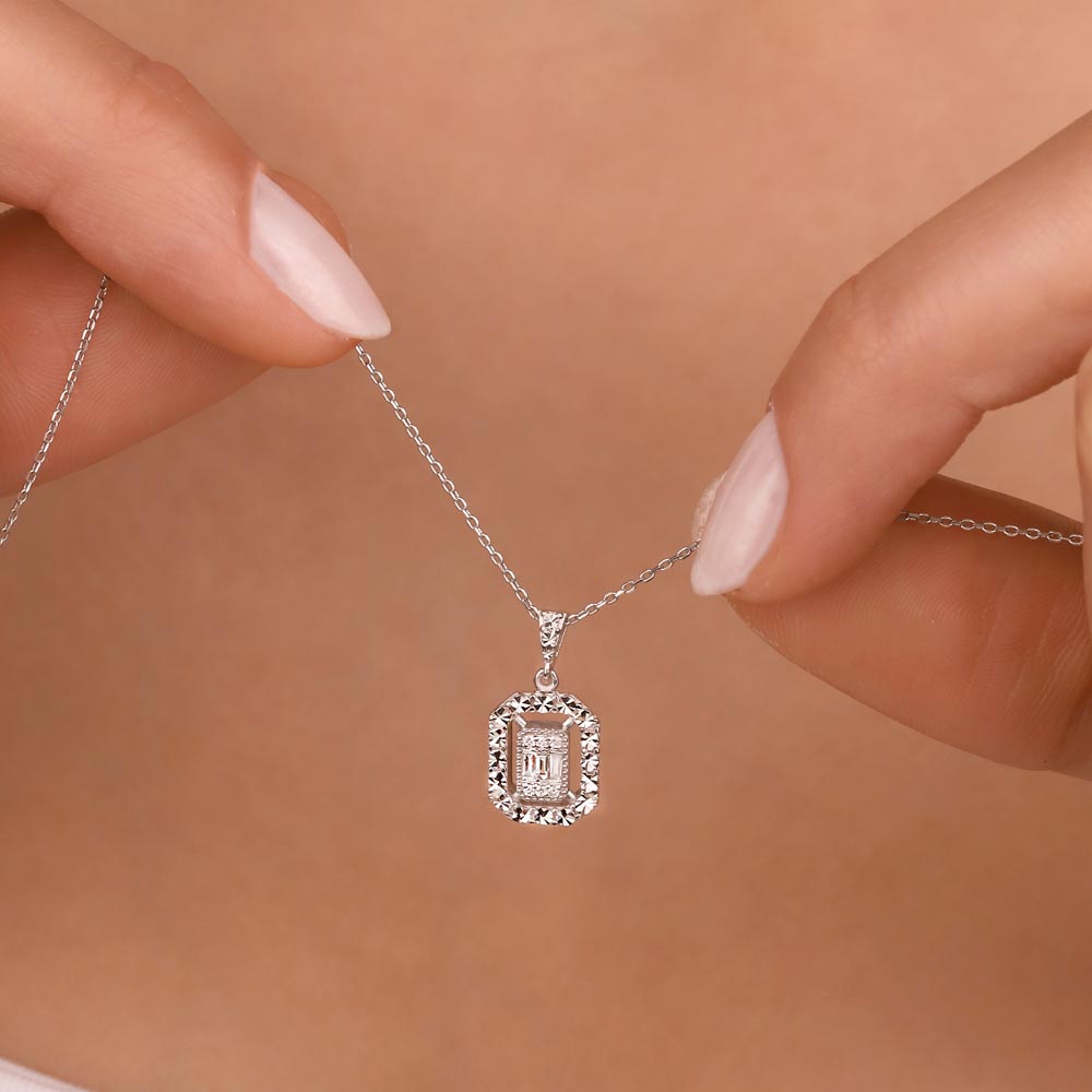 0.08 Karat Pırlanta Kalem İşlemeli Baget Kolye - LP09909