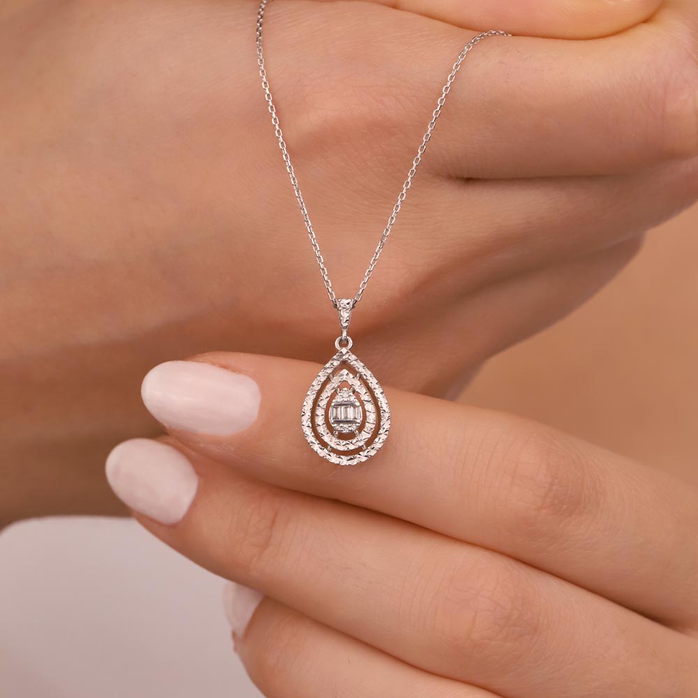 0,08 Karat Pırlanta Kalem İşlemeli Damla Baget Kolye - LP01718