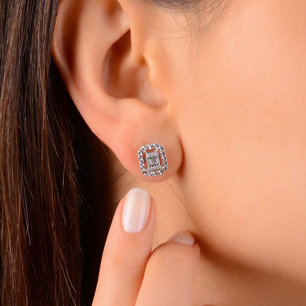 0,16 Karat Pırlanta Kalem İşlemeli Baget Küpe - LP01909