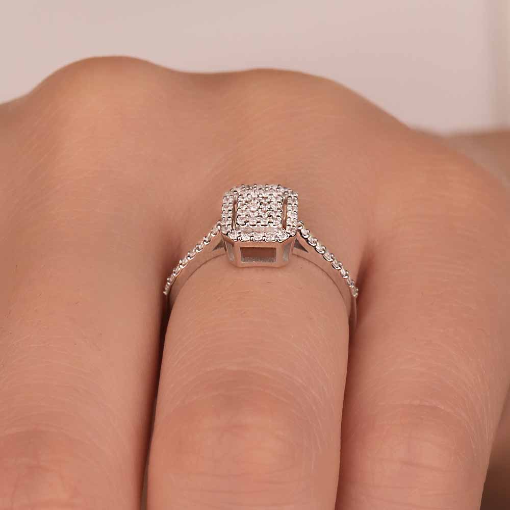 0,25 Karat Pırlanta Taşlı Baget Görünümlü Coronet Yüzük - LP05710